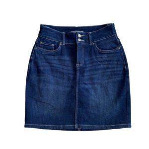 Denver Hayes lined stretchy denim skirt 5 pockets zip fly close. Women's size 2